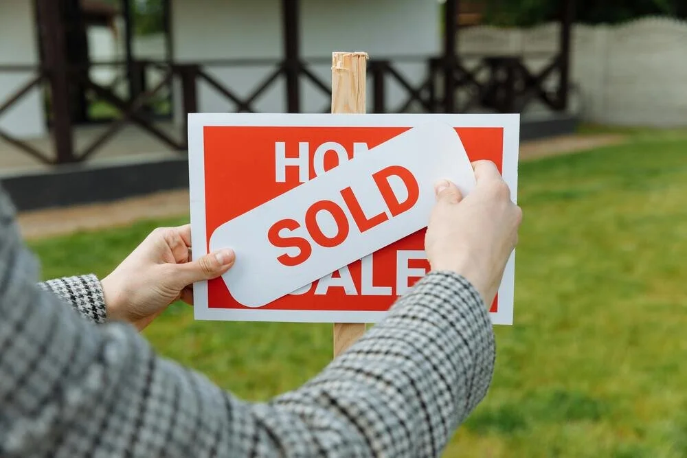 New Jersey home with a sold sign displaying our guide to selling your home quickly for cash without repairs or fees